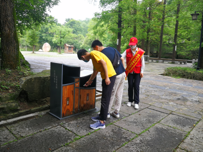 深圳三亚岛旅游区特勤队副队长刘佳楠规劝游客文明出行